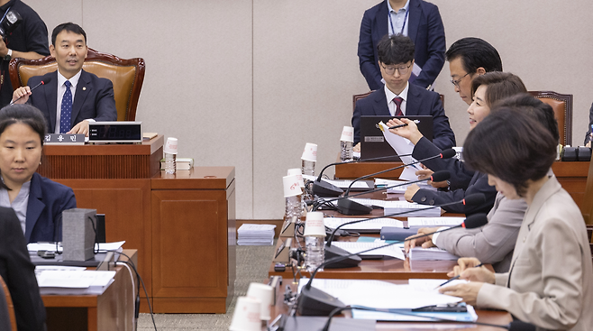 국회 법제사법위원회 제1소위 위원장인 더불어민주당 김용민 의원이 23일 국회에서 열린 법사위 법안심사 1소위를 개회한 뒤 국민의힘 나경원 의원과 대화하고 있다. [연합]