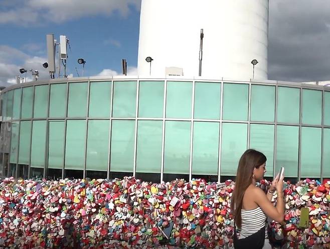 [서울=뉴시스] 남산타워 사랑의자물쇠 광장에서 전망을 바라보고 있는 외국인의 모습. 2025.09.22. *재판매 및 DB 금지