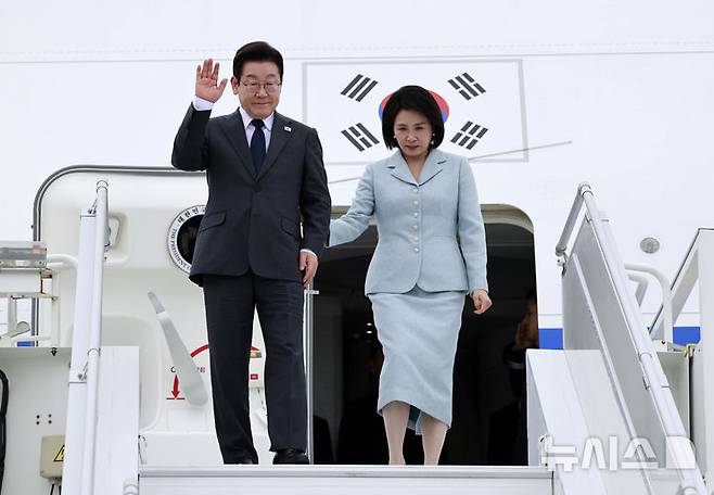 [뉴욕=뉴시스] 최동준 기자 = 유엔 총회에 참석하는 이재명 대통령이 22일(현지 시간) 미국 뉴욕 JFK 국제공항에 도착해 김혜경 여사와 공군 1호기에서 내리고 있다. 2025.09.23. photocdj@newsis.com