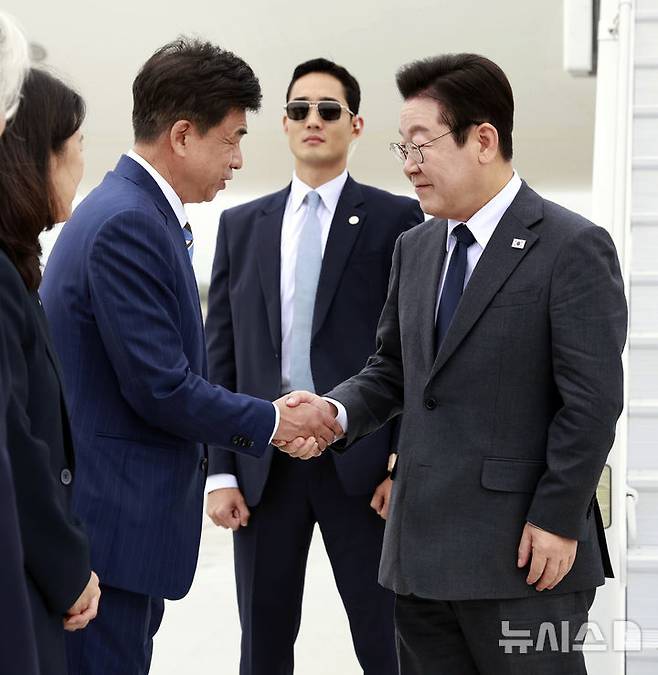 [뉴욕=뉴시스] 최동준 기자 = 유엔 총회에 참석하는 이재명 대통령이 22일(현지 시간) 미국 뉴욕 JFK 국제공항에 도착해 차지훈 주유엔대사와 악수하고 있다. 2025.09.23. photocdj@newsis.com