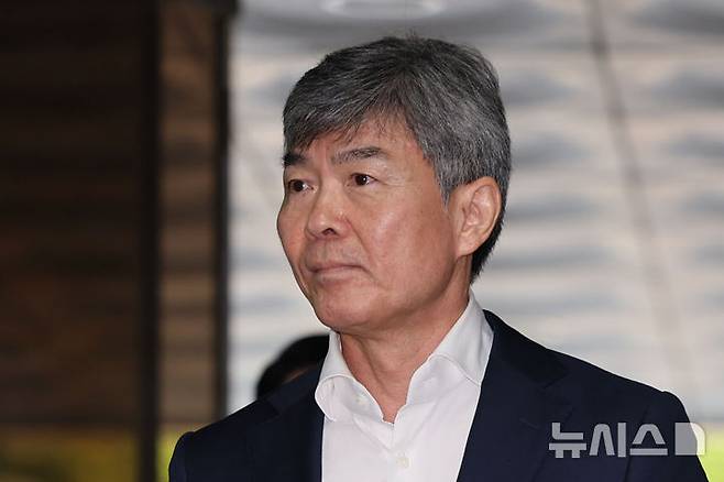 [서울=뉴시스] 권창회 기자 = 김건희 전 여사의 최측근이자 계좌를 관리한 인물로 알려진 이종호 전 블랙펄인베스트먼트 대표가 지난달 5일 오전 서울 서초구 서울중앙지법에서 열린 구속 전 피의자심문(영장실질심사)에 출석하고 있다. 2025.08.05. kch0523@newsis.com