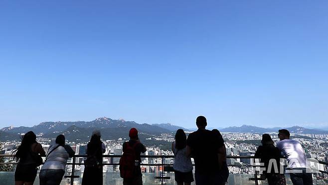 [서울=뉴시스] 추상철 기자 = 맑고 화창한 날씨를 보인 4일 오후 서울 용산구 남산에서 외국인 관광객이 파란하늘을 바라보고 있다. 2024.09.04. scchoo@newsis.com