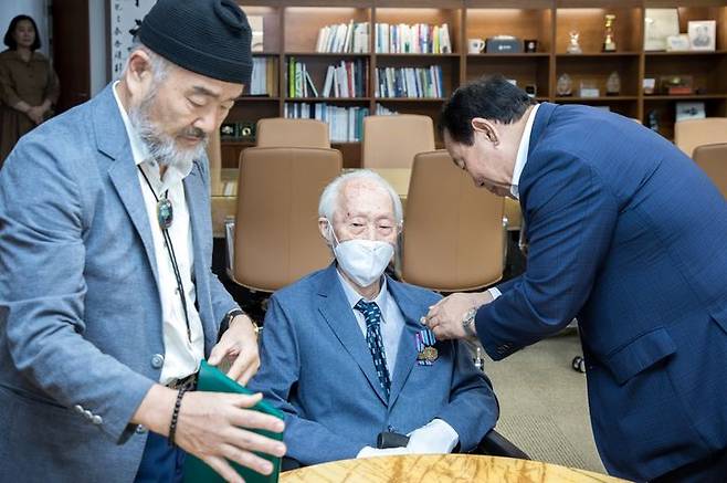 [세종=뉴시스] 미국 정부의 인도주의 봉사상을 받은 (가운데)임창수 옹.(사진=세종시 제공) 2025.09.23. photo@newsis.com. *재판매 및 DB 금지