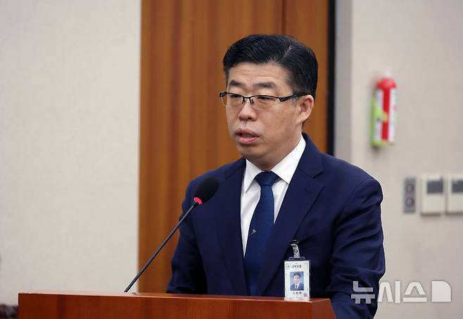 [서울=뉴시스] 고승민 기자 =12·3 비상계엄 관련 내란·외환 혐의를 수사하는 내란 특검이 23일 신용해 전 법무부 교정본부장을 소환했다. 신용해 전 법무부 교정본부장이 지난 1월 20일 서울 여의도 국회에서 열린 제421회 국회(임시회) 법제사법위원회 제2차 전체회의, 서울서부지방법원 소요사태 관련 긴급현안질의에 참석한 모습. 2025.01.20. kkssmm99@newsis.com