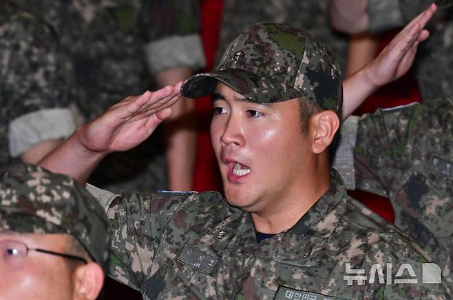 [창원=뉴시스] 차용현 기자 = 23일 오전 삼성전자 이재용 회장의 장남 이지호 씨가 경남 창원시 진해구 해군사관학교에서 열린 '제139기 해군 사관후보생 입교식'에서 참석해 있다. 2025.09.23. con@newsis.com