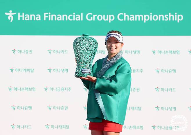 [서울=뉴시스] 정병혁 기자 = 21일 인천 청라 베어즈베스트 청라GC에서 열린 '하나금융그룹 챔피언십' FR에서 우승을 차지한 이다연이 트로피를 들고 있다.(사진=KLPGA 제공) 2025.09.21. photo@newsis.com *재판매 및 DB 금지