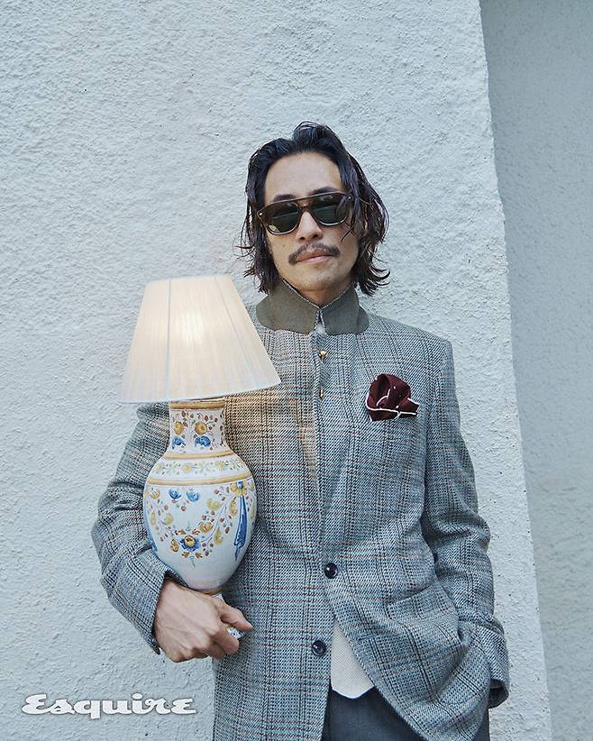 [서울=뉴시스] 류승범. (사진=매거진 에스콰이어 코리아 제공) 2025.09.23. photo@newsis.com *재판매 및 DB 금지