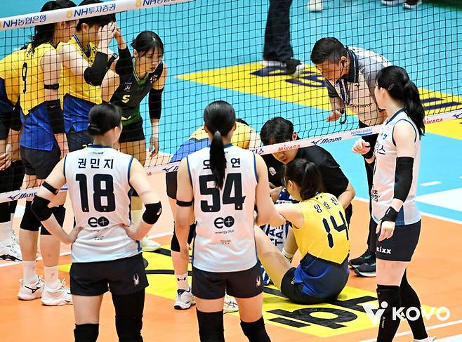 [서울=뉴시스]여자배구 현대건설 양효진이 컵대회 도중 부상을 당했다. (사진=KOVO 제공)