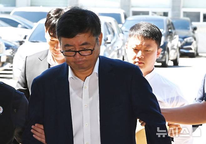 [수원=뉴시스] 김종택 기자 = 공장 화재로 23명의 사망자가 발생한 화성 리튬전지 제조업체 아리셀 박순관 대표와 박중언 아리셀 총괄본부장(사진 오른쪽)이 28일 경기도 수원지방법원에서 열린 구속 전 피의자 심문(영장실질심사)을 마친 후 대기장소인 수원남부경찰서로 들어서고 있다. 2024.08.28. jtk@newsis.com