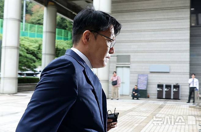 [서울=뉴시스] 권창회 기자 = 정치자금법 위반과 청탁금지법 위반 혐의를 받는 김상민 전 부장검사가 17일 서울 서초구 서울중앙지법에서 열린 구속 전 피의자 심문(영장실질심사)에 출석하고 있다. (공동취재) 2025.09.17. photo@newsis.com