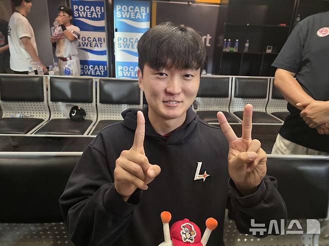 [인천=뉴시스] 김희준 기자 = SSG 랜더스의 김건우가  23일 인천 SSG랜더스필드에서 벌어진 KIA 타이거즈와의 경기에 선발 등판해 5⅓이닝 1피안타 2볼넷 12탈삼진 무실점으로 호투한 뒤 포즈를 취하고 있다. 2025.09.23jinxijun@newsis.com