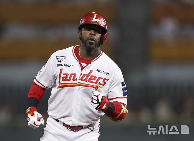 [인천=뉴시스] 김근수 기자 = 23일 인천 미추홀구 SSG랜더스필드에서 열린 2025 KBO리그 KIA 타이거즈와 SSG 랜더스의 경기,  5회초 2사 주자 1루 상황에서 SSG 에레디아가 투런 홈런을 치고 베이스를 돌고 있다. 2025.09.23. ks@newsis.com