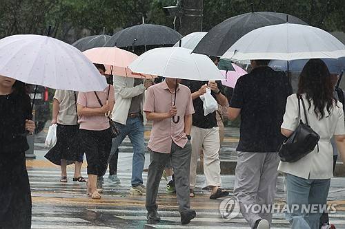 폭우에 발걸음 재촉하는 시민들 [연합뉴스 제공]