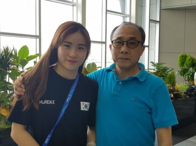 1986년 서울아시안게임에서 기계체조 남자 평행봉 종목 금메달을 차지한 권순성 씨가 22일 별세했다. 향년 59세. 사진은 다이빙 국가대표인 딸 권하림과 권 씨. 연합뉴스