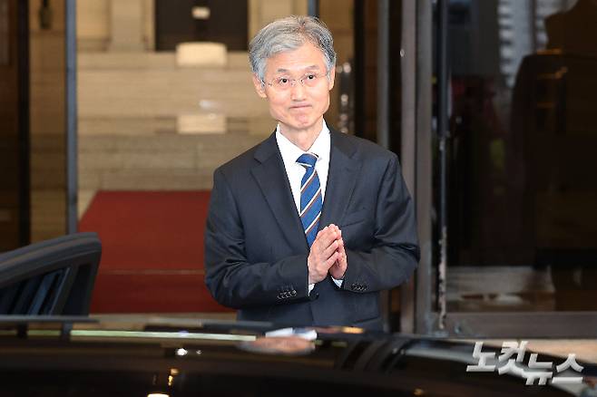 조희대 대법원장이 17일 오후 서울 서초구 대법원에서 퇴근하고 있다. 조 대법원장은 이날 한덕수 전 국무총리와 이재명 대통령의 공직선거법 위반 사건 처리를 논의했다는 의혹을 전면 부인했다. 류영주 기자