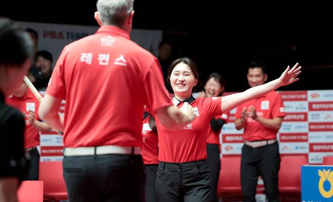 강지은이 승리를 확정한 레펀스를 향해 달려가는 모습. PBA