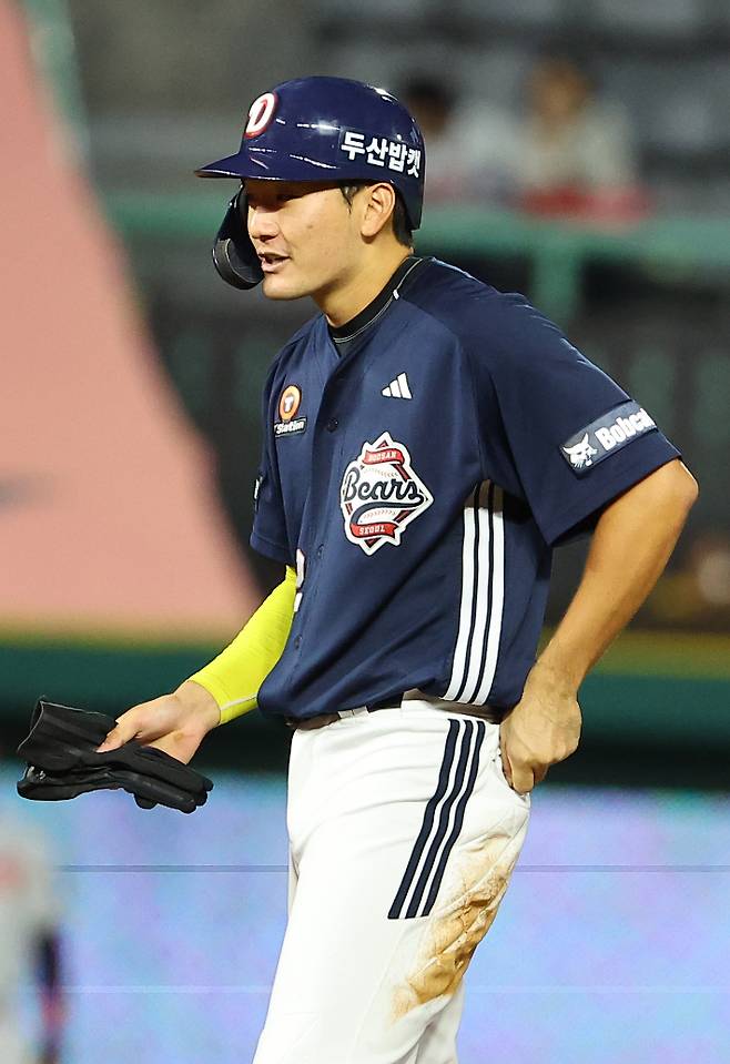 22일 인천 SSG랜더스필드에서 열린 2025 프로야구 두산 베어스와 SSG 랜더스의 경기. 5회 초 1사 2, 3루에서 두산 안재석이 1타점 안타를 치고 기뻐하고 있다. 연합뉴스