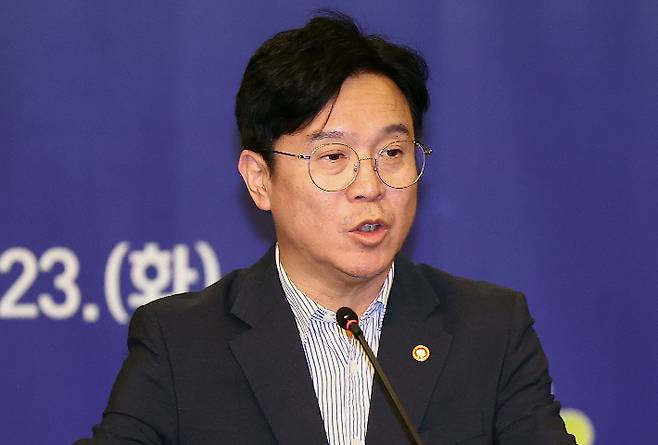 김영훈 고용노동부 장관이 23일 서울 중구 한 호텔에서 열린 '추락사고 예방을 위한 건설사 간담회'에서 모두발언을 하고 있다. 연합뉴스