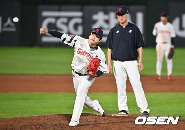 [OSEN=부산, 이석우 기자] 9일 부산 사직야구장에서 2025 신한 SOL 뱅크 KBO 리그 롯데 자이언츠와 한화 이글스의 경기가 열렸다. 홈팀 롯데는 박세웅이, 방문팀 한화는 와이스가 선발 출전했다.롯데 자이언츠 김강현의 역투 모습을 김상진 코치가 바라보고 있다. 2025.09.09 / foto0307@osen.co.kr