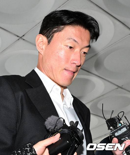 [OSEN=지형준 기자] 축구 선수 황의조(알라니아스포르)가 14일 서울 서초구 서울중앙지법에서 열린 1심 선고 공판에 출석했다.황의조는 성폭력범죄의처벌등에관한특례법위반 협의로 기소됐다. 황의조가 법정에 들어서고 있다. 2025.02.14 /jpnews@osen.co.kr