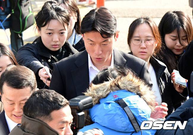 [OSEN=지형준 기자] 축구 선수 황의조(알라니아스포르)가 14일 서울 서초구 서울중앙지법에서 열린 1심 선고 공판에 출석했다.성폭력범죄의처벌등에관한특례법위반 협의로 기소된 황의조는 1심에서 징역 1년에 집행유예 2년을 선고 받았다. 황의조가 1심 선고 공판을 마치고 취재진에 둘러싸여 질문에 답을 하고 있다. 2025.02.14 /jpnews@osen.co.kr