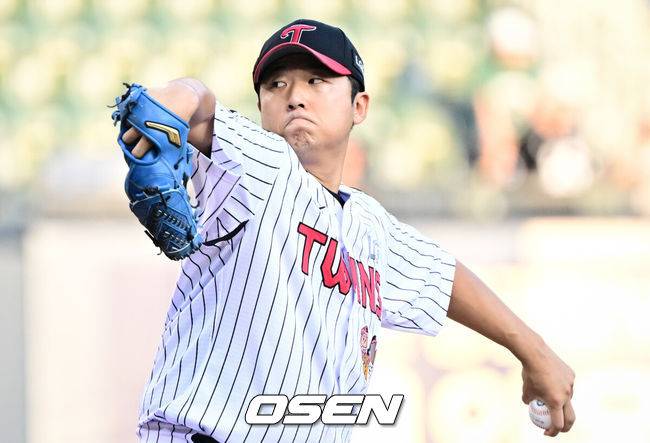 [OSEN=잠실, 조은정 기자]7일 오후 서울 잠실구장에서 ‘2025 신한 SOL Bank KBO리그’ LG 트윈스와 두산 베어스의 경기가 열렸다.LG는 송승기, 두산은 곽빈을 선발로 내세웠다.2회초 LG 선발 송승기가 역투하고 있다. 2025.08.07 /cej@osen.co.kr