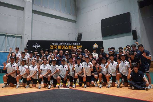 대한야구소프트볼협회 양해영 회장은 몽골 선수단에 기념품과 베이스볼5 공인구 등을 선물하며 몽골과 지속적인 교류체계를 구축할 것을 약속했다. / KBSA