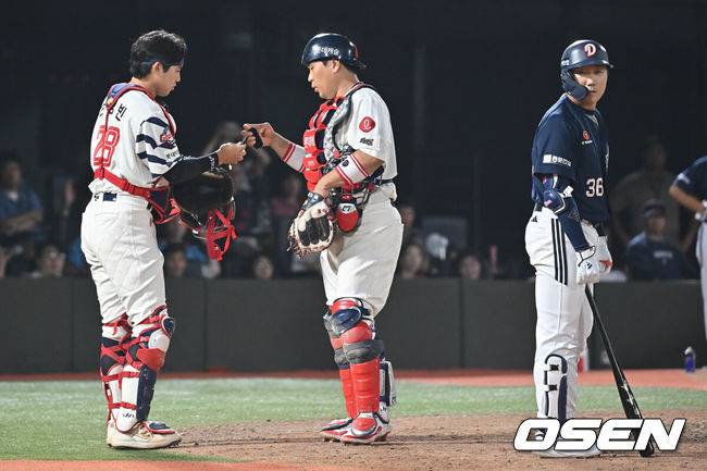 [OSEN=부산, 이석우 기자] 8일 부산 사직야구장에서 2025 신한 SOL 뱅크 KBO 리그 롯데 자이언츠와 두산 베어스의 경기가 열렸다. 홈팀 롯데는 홍민기가, 방문팀 두산은 최민석이 선발 출전했다.롯데 자이언츠 유강남이 7회초 손성빈과 교체되고 있다. 2025.07.08 / foto0307@osen.co.kr