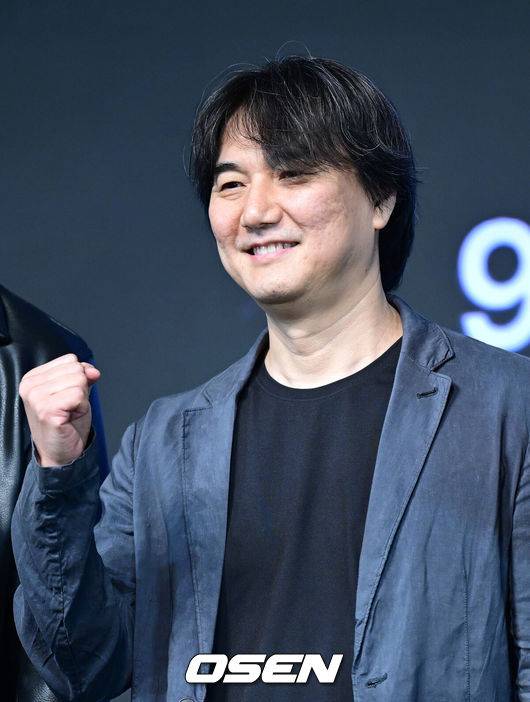 [OSEN=최규한 기자] 23일 오전 서울 논현동 엘리에나 호텔에서 디즈니+ 오리지널 시리즈 '탁류' 제작발표회가 열렸다.‘탁류’는 조선의 모든 돈과 물자가 모여드는 경강을 둘러싸고 혼탁한 세상을 뒤집고 사람답게 살기 위해 각기 다른 꿈을 꿨던 이들의 운명 개척 액션 드라마다.추창민 감독이 포토타임을 하고 있다. 2025.09.23 / dreamer@osen.co.kr