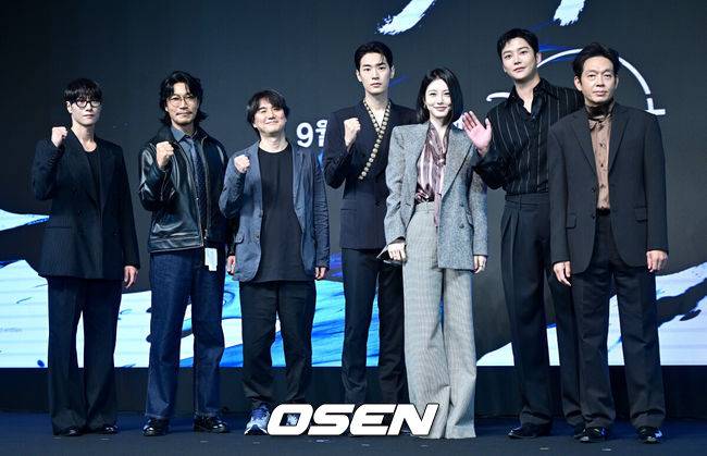 [OSEN=최규한 기자] 23일 오전 서울 논현동 엘리에나 호텔에서 디즈니+ 오리지널 시리즈 '탁류' 제작발표회가 열렸다.‘탁류’는 조선의 모든 돈과 물자가 모여드는 경강을 둘러싸고 혼탁한 세상을 뒤집고 사람답게 살기 위해 각기 다른 꿈을 꿨던 이들의 운명 개척 액션 드라마다.배우 김동원, 최귀화, 추창민 감독, 박서함, 신예은, 로운, 박지환(왼쪽부터)이 포토타임을 하고 있다. 2025.09.23 / dreamer@osen.co.kr