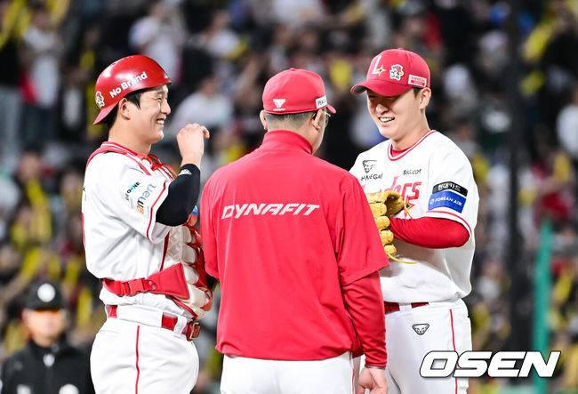 [OSEN=인천, 박준형 기자]  23일 오후 인천 SSG랜더스필드에서 ‘2025 신한 SOL BANK KBO리그’ SSG 랜더스와 KIA 타이거즈의 경기가 진행됐다.이날 경기에서 SSG은 김건우를, KIA가 김태형을 선발투수로 내세웠다.6회초 SSG 선발투수 김건우가 교체를 앞두고 미소 짓고 있다.   2025.09.23 / soul1014@osen.co.kr