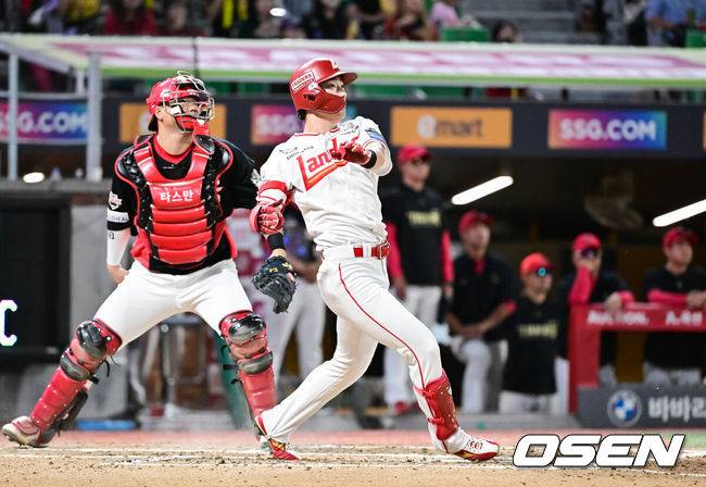 [OSEN=인천, 박준형 기자]  23일 오후 인천 SSG랜더스필드에서 ‘2025 신한 SOL BANK KBO리그’ SSG 랜더스와 KIA 타이거즈의 경기가 진행됐다.이날 경기에서 SSG은 김건우를, KIA가 김태형을 선발투수로 내세웠다.6회말 1사 1루 SSG 최지훈이 2점 홈런을 날리고 있다   2025.09.23 / soul1014@osen.co.kr