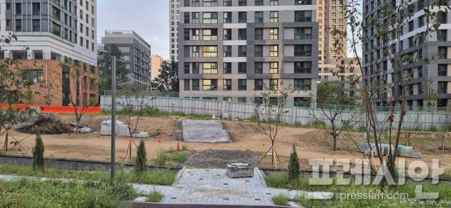 ▲LH세종특별본부가 세종시 산울마을 6단지에 설치 중인 산책로. 공동주택 사이에 연결 부위(왼쪽 빨간 바리게이트 부분)가 있는데도 특정 아파트 정면으로 향하고 있어 주민들의 불만이 터져나오고 있다 ⓒ프레시안(김규철)