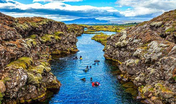 실프라Silfra협곡. 보기에는 좁은 물웅덩이이지만, 유라시아판과 북아메리카판 사이에 파인 '지각의 틈새'다. 빙하수가 현무암의 기공을 통과해 스며든 물이라 차갑고 투명하다. 가장 깊은 곳은 수심 100m에 달하고, 북극 송어Arctic Char가 산다.