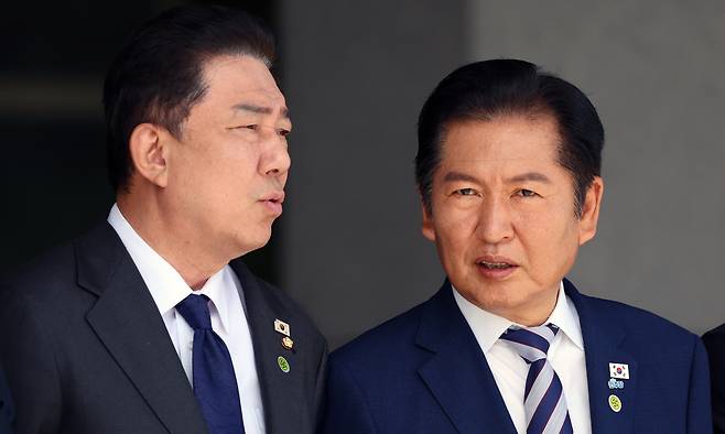 더불어민주당 정청래 대표와 김병기 원내대표가 22일 경기도 성남 서울공항에서 제80차 유엔총회 참석을 위해 미국으로 출국하는 이재명 대통령을 환송 후 대화를 나누고 하고 있다. 뉴스1