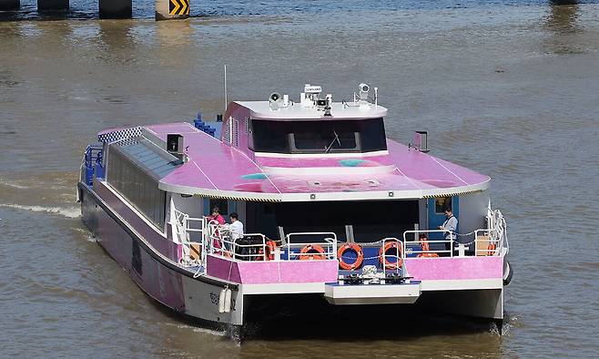 21일 운항을 재개한 한강버스가 서울 여의도 선착장을 향하고 있다. 한강버스는 서울·경기지역 집중호우로 팔당댐 방류량이 늘자 전날 하루 운항을 임시 중단한 바 있다. 연합