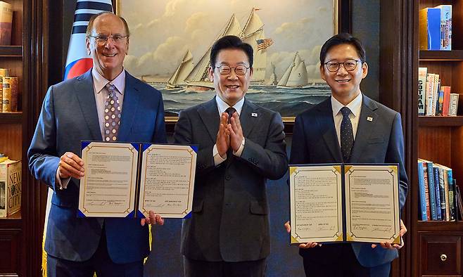 유엔총회 참석을 위해 미국을 방문한 이재명 대통령이 22일(현지시간) 뉴욕의 한 호텔에서 AI 산업 글로벌 협력을 위한 양해각서(MOU)를 체결한 뒤 래리 핑크 세계경제포럼(WEF) 의장 겸 블랙록 회장, 김정관 과학기술정보통신부 장관과 기념촬영을 하고 있다. 공동취재사진