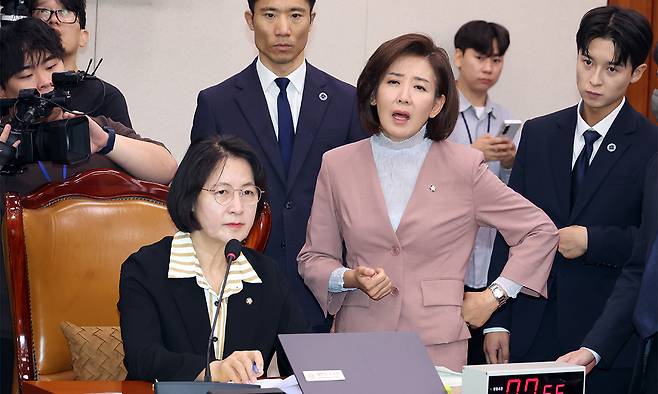 나경원 등 국민의힘 법사위원들이 지난 22일 서울 여의도 국회에서 열린 법제사법위원회의 검찰개혁 입법청문회에서 추미애 법사위원장에게 항의하고 있다. 뉴시스