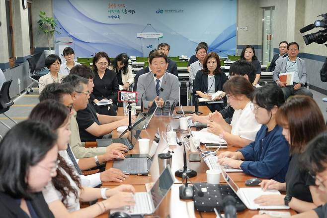 22일 기자간담회하는 김광수 제주교육감. 제주도교육청 제공