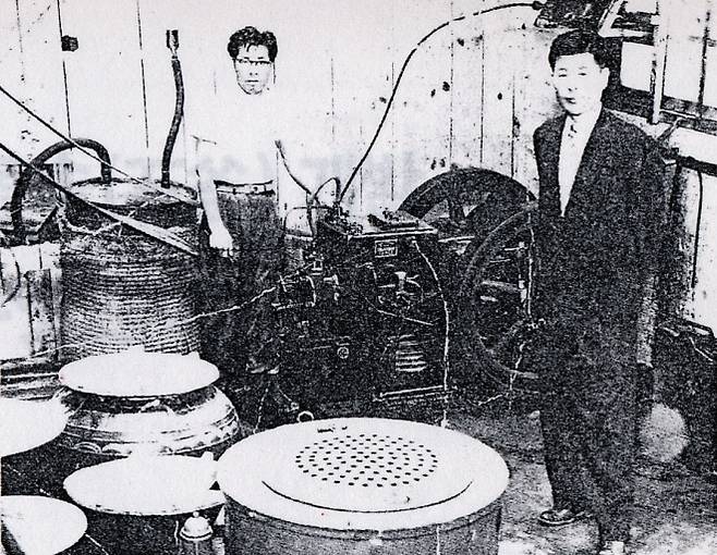 1956년 부산 동아화성공업주식회사(현 대상) 생산 시설을 찾은 고 임대홍(오른쪽) 대상그룹 창업주.  대상그룹 제공