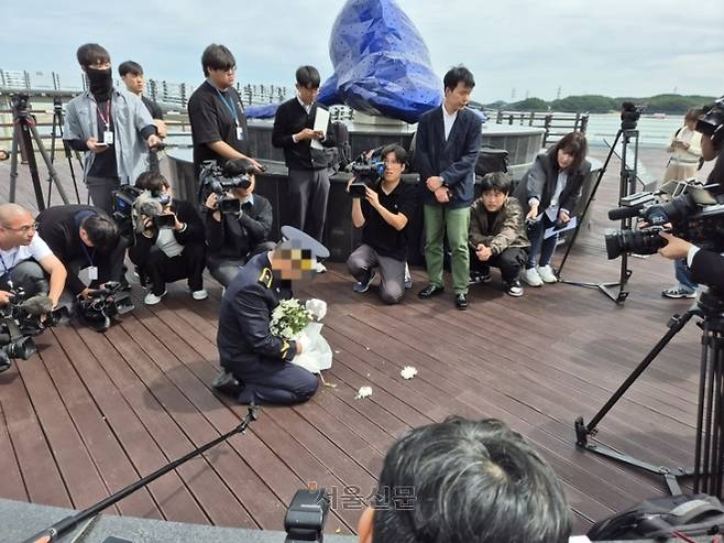 갯벌 고립자를 구하다 순직한 해양경찰관 이재석 경사의 파출소 당직 팀장이 22일 유족들의 추모 현장을 찾아와 무릎을 꿇은 채 사죄하고 있다.