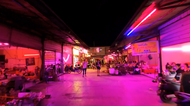 라오스의 한 유흥가. 사진은 기사 내용과 무관함. 유튜브 채널 ‘Seeker of the Way’ 캡처