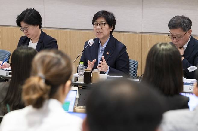 정은경 보건복지부 장관이 22일 서울 영등포구 FKI타워에서 취임 후 첫 기자간담회를 하고 있다.  보건복지부 제공