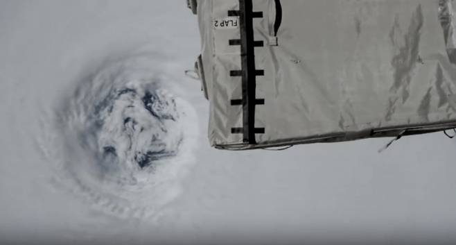 22일 일본인 우주비행사 키미야 유이가 촬영한 태풍 라가사와 ISS 일부 모습