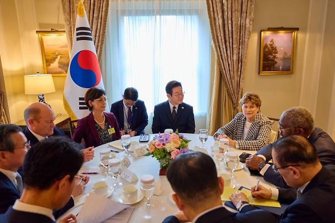 이재명 대통령이 22일(현지시간) 미국 뉴욕의 한 호텔에서 미 상·하원 외교위원회 의원단을 접견하고 있다. 이 자리에서 이 대통령은 한미 관세 협상에 대해 “양측이 ‘상업적 합리성’이 보장되는 방식으로 해결책을 찾을 수 있을 것”이라고 밝혔다. 왼쪽부터 김용범 대통령실 정책실장, 크리스 쿤스(민주당) 상원의원, 영 킴(공화당) 하원 외무위 동아태소위원장, 이 대통령, 진 섀힌(민주당) 상원 외교위 간사, 그레고리 미크스(민주당) 하원 외무위 간사, 위성락 국가안보실장.  뉴욕 뉴시스