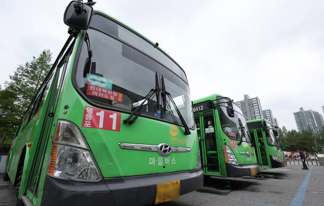 서울 마을버스 업계가 요금 인상과 환승 손실금 보전 확대를 요구하며 대중교통 환승체계에서의 이탈 가능성을 시사했다. 마을버스 사업자들은 시가 수익성 개선을 위한 조치를 취해주지 않을 경우 운행중단(파업), 환승체계 탈퇴 등 단체행동에 나서겠다는 입장이다. 22일 서울 시내 마을버스 차고지에 마을버스가 정차돼 있다. 연합뉴스