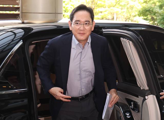 이재용 삼성전자 회장이 미국 워싱턴DC에서 열리는 한미 정상회담의 경제사절단에 동행하기 위해 24일 서울 강서구 서울김포비즈니스항공센터(SGBAC)를 통해 출국하고 있다. 연합뉴스