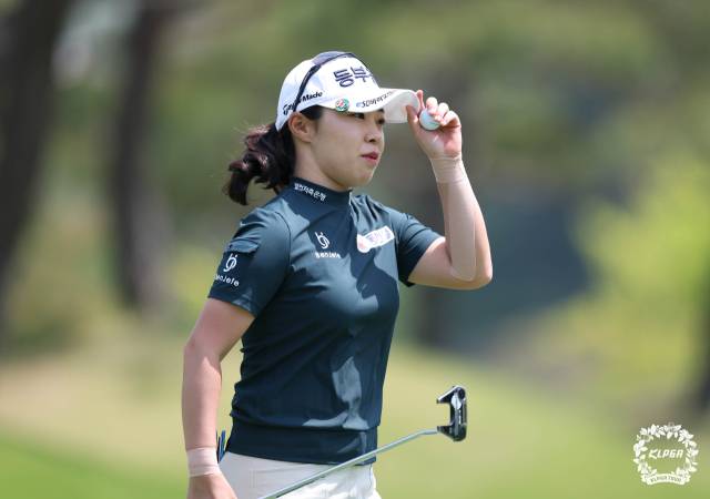 퍼팅을 마치고 이동하고 있는 김수지. 사진 제공=KLPGA