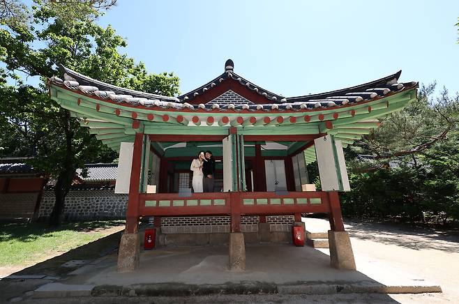 2024년 5월16일 특별 개방 행사가 열린 종묘 망묘루에서 시민들이 사진 촬영을 하고 있다. ⓒ연합뉴스