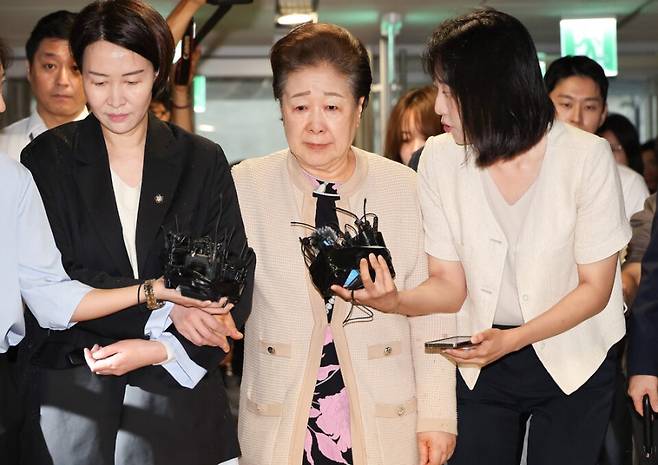 한학자 통일교 총재가 지난 17일 오전 서울 종로구 KT광화문빌딩 웨스트에 마련된 민중기 특별검사(특검)팀 사무실에 피의자 신분으로 출석하고 있다. ⓒ시사저널 임준선